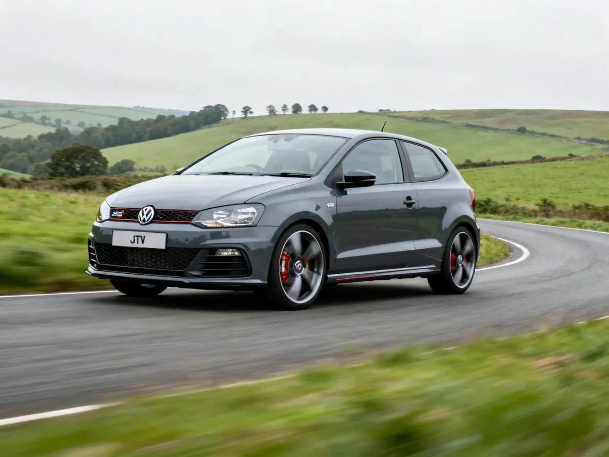 Sportowe Volkswagen Polo AW GTI na krętej drodze
