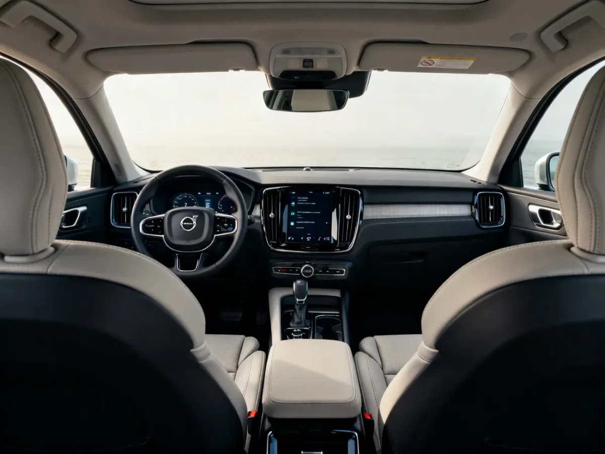 Wnętrze Volvo XC40 Recharge z wygodnymi fotelami i ekranem centralnym