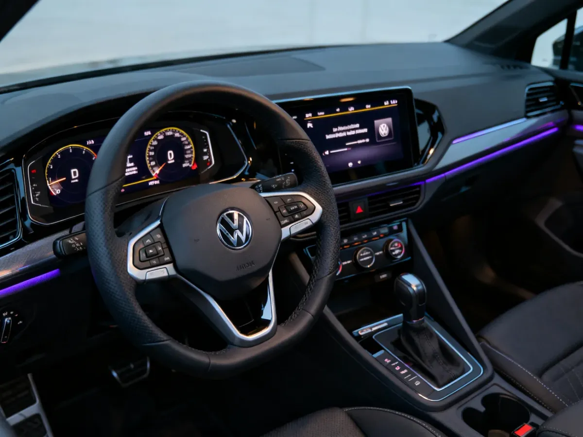 Cyfrowe wnętrze Volkswagena Golfa 8 z ekranem centralnym i cyfrowymi zegarami