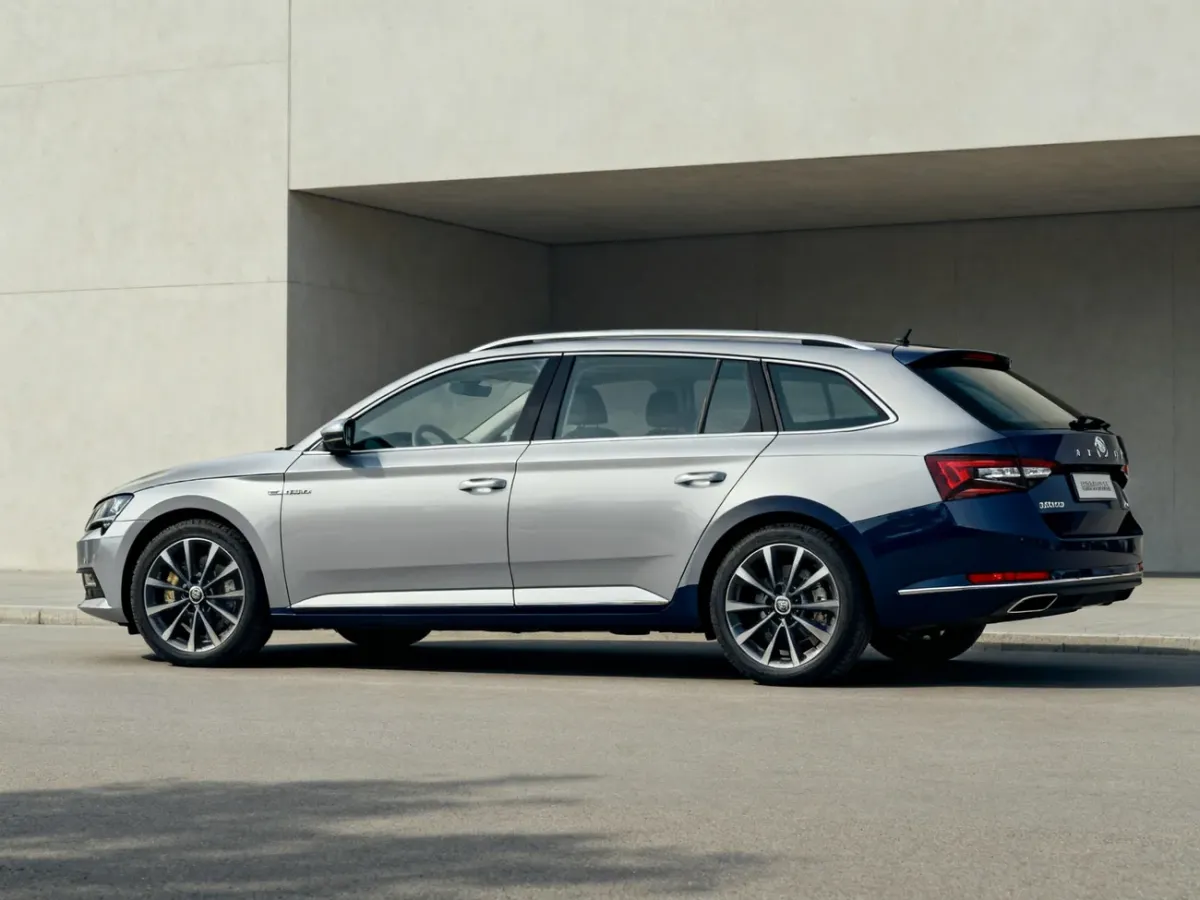 Škoda Superb Combi pokazana z boku na tle miejskiego otoczenia