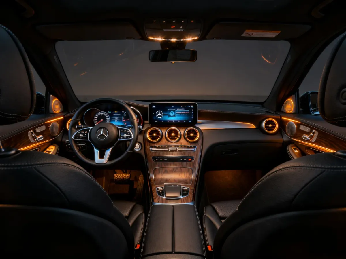 Wnętrze Mercedesa GLC X254 z pionowym ekranem systemu MBUX