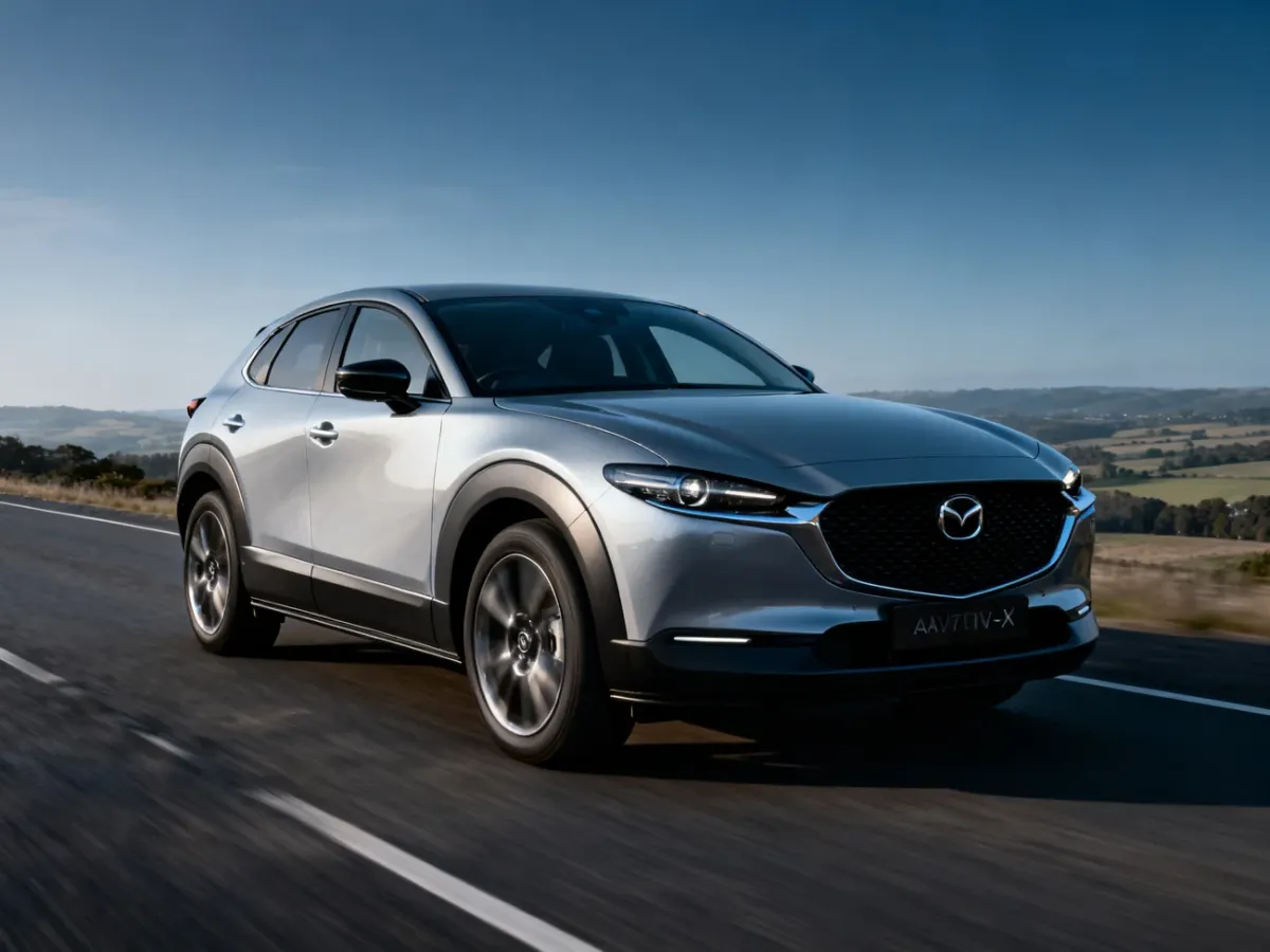 Mazda CX-30 Skyactiv-X jadąca po pozamiejskiej drodze