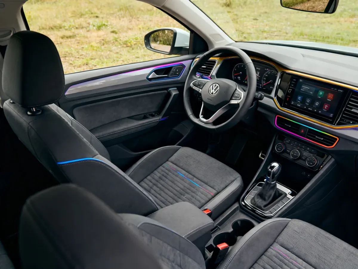 Wnętrze Volkswagena T-Cross z deską rozdzielczą i przestronną kabiną