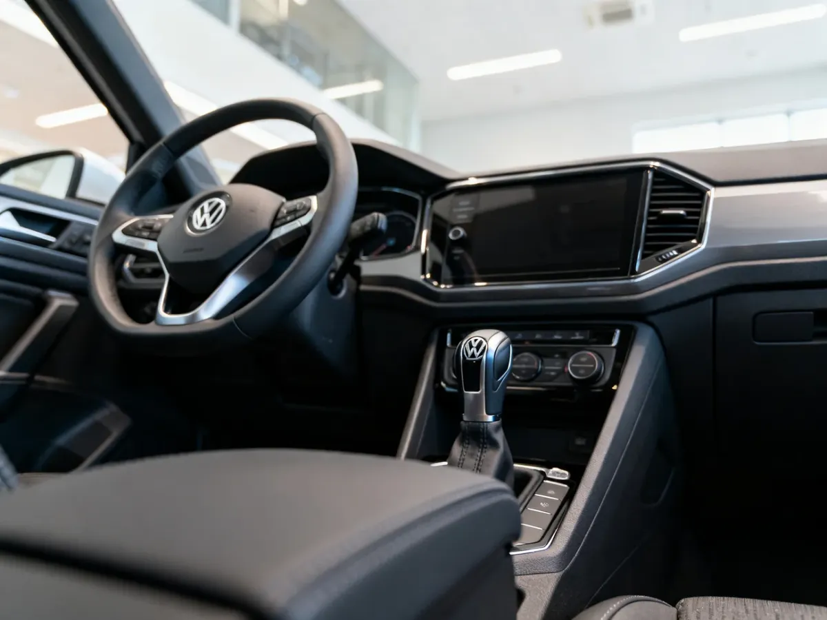 Wnętrze Volkswagena T-Roca z wybierakiem skrzyni przy kierownicy