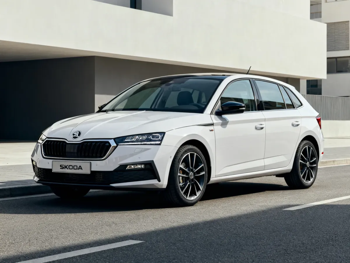 Skoda Scala NW1 hatchback na miejskiej ulicy