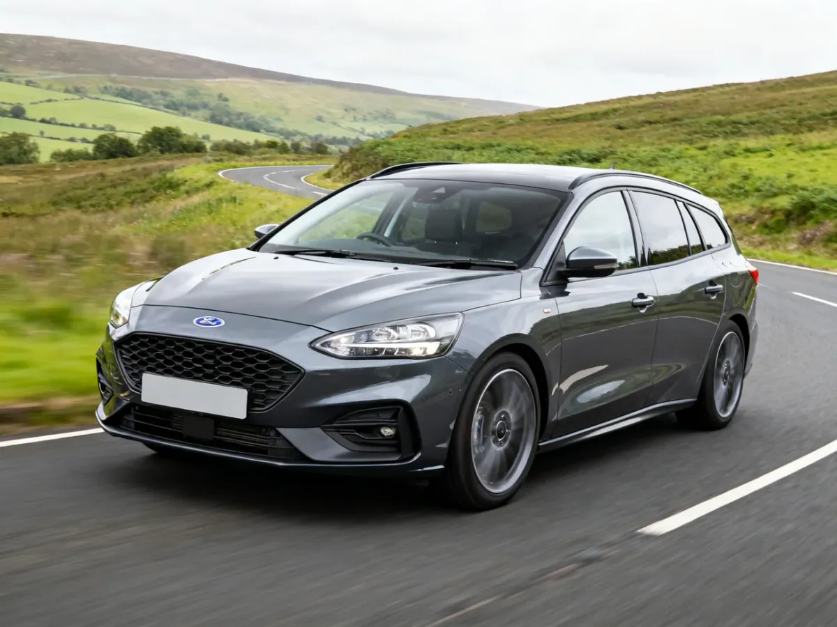 Ford Focus Mk4 kombi na krętej drodze