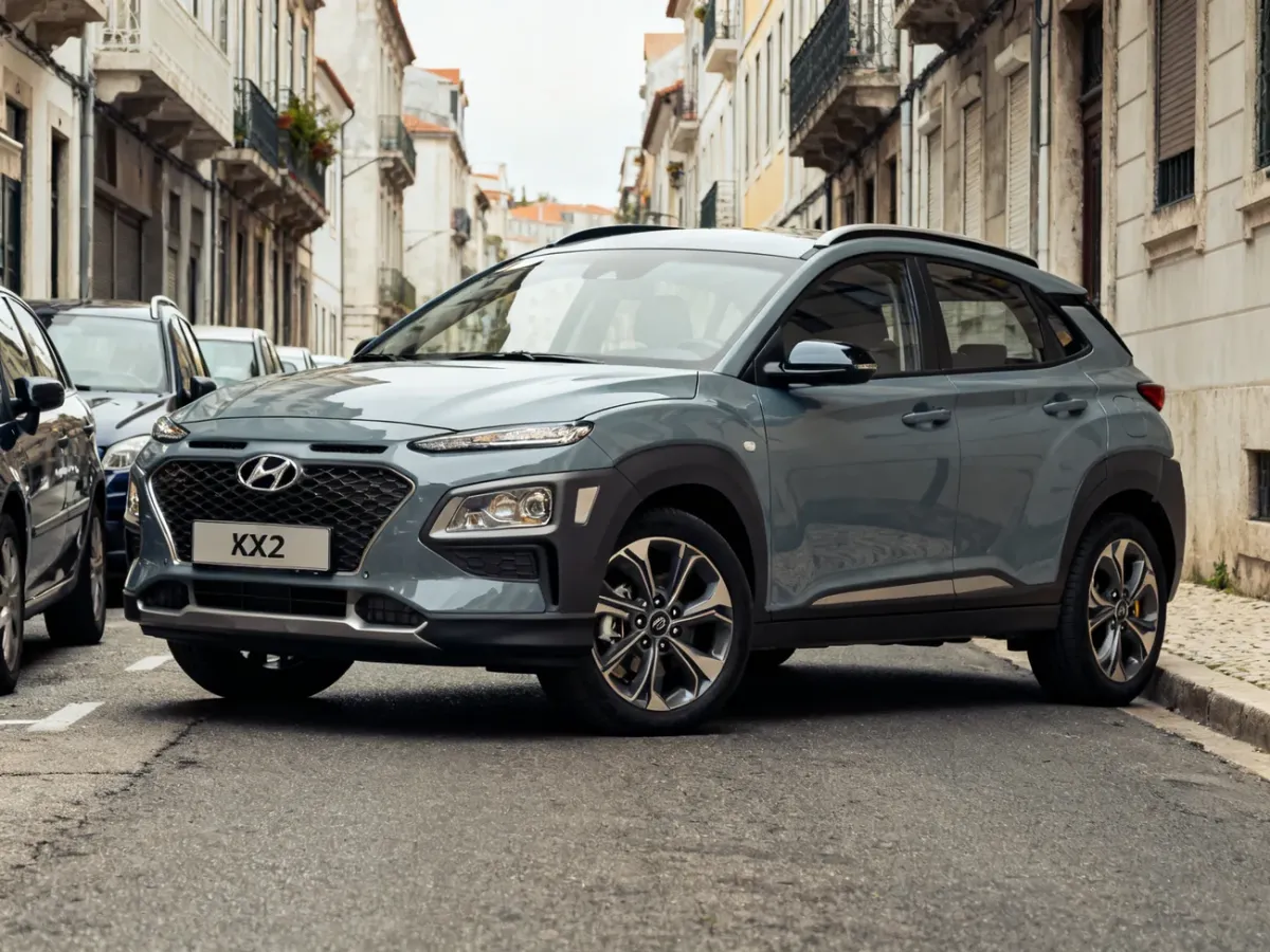 Hyundai Kona SX2 zaparkowany na miejskiej ulicy