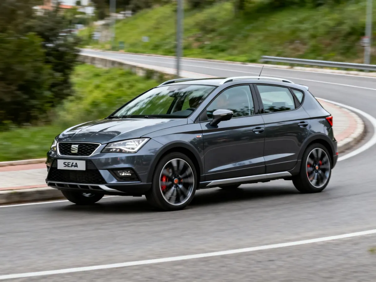 SEAT Arona FR podczas dynamicznej jazdy po krętej drodze