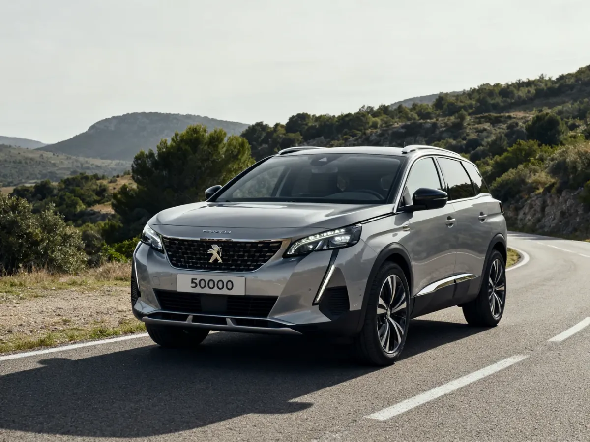 Peugeot 5008 2024 na malowniczej drodze
