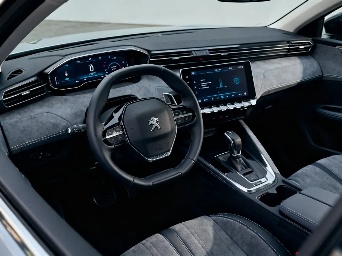 Panoramiczny i-Cockpit Peugeot 3008 z podwójnym ekranem